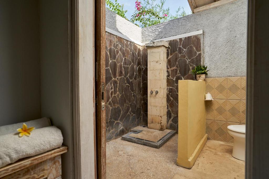 Shower with towel at Villa Coral