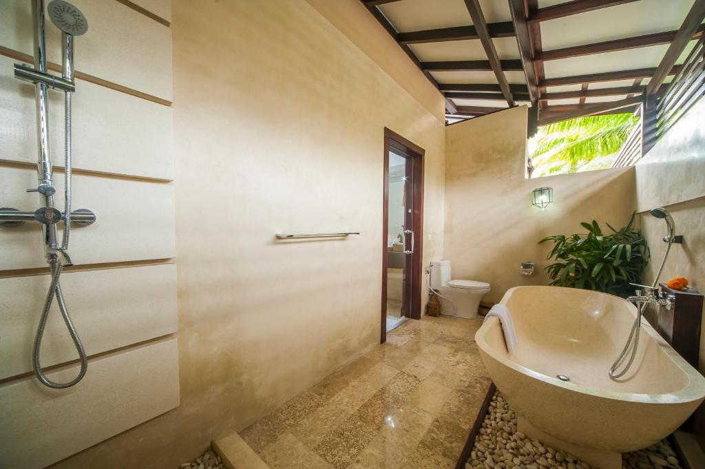 Shower with private pool at Villa Damai Ubud