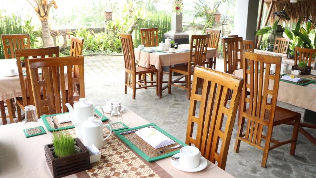 Outdoor dining area at Villa JJ and Spa Ubud