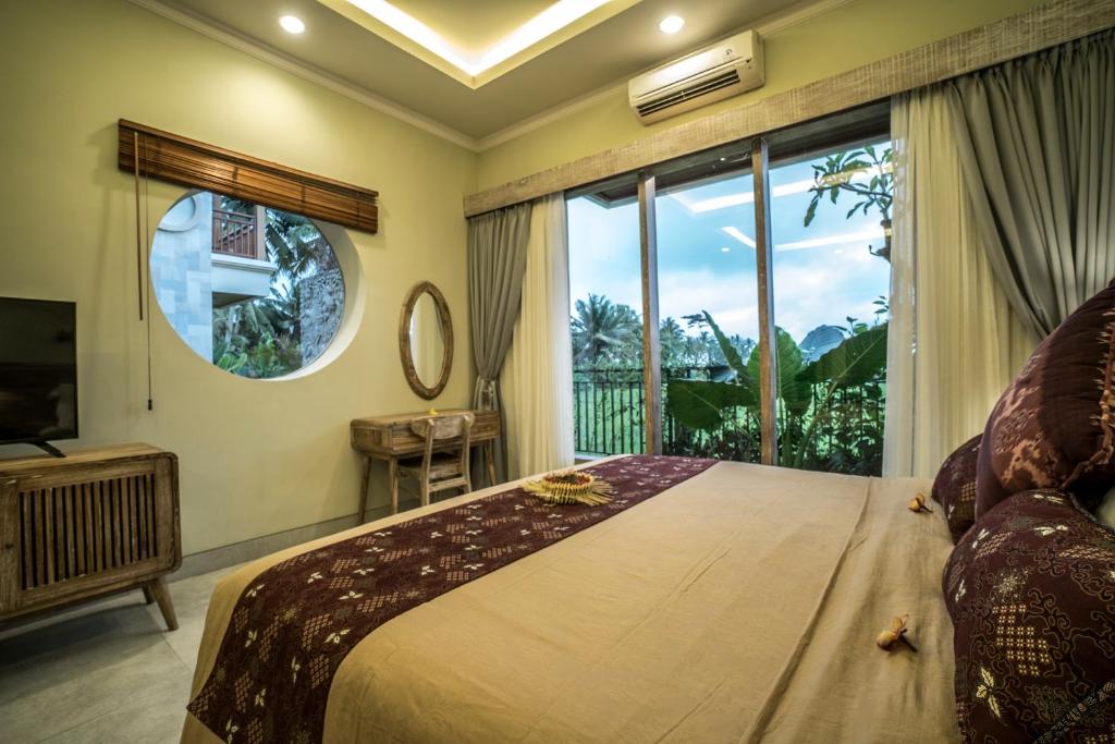 Bedroom with TV at Villa Kirani Ubud 