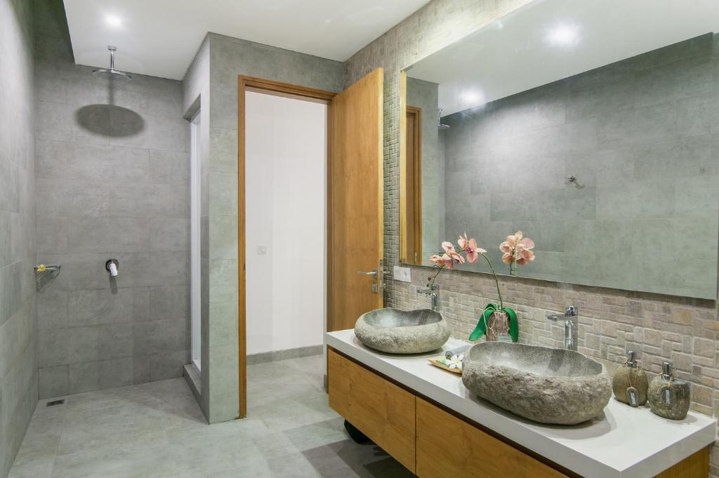 Shower with wash room at Villa Kobe Beachside 
