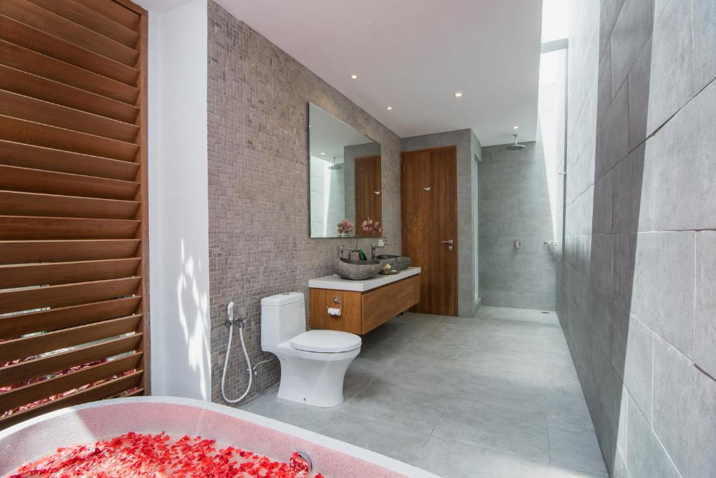 Shower with private pool at Villa Kobe Beachside