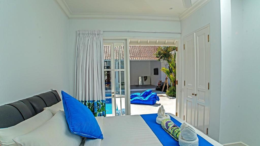 Bedroom with pool at Villa Ley Double 