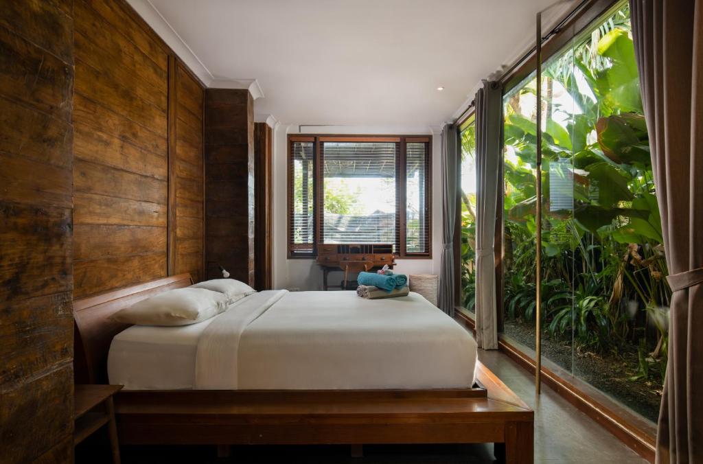 Bedroom with garden at Villa Markisa Echo Beach