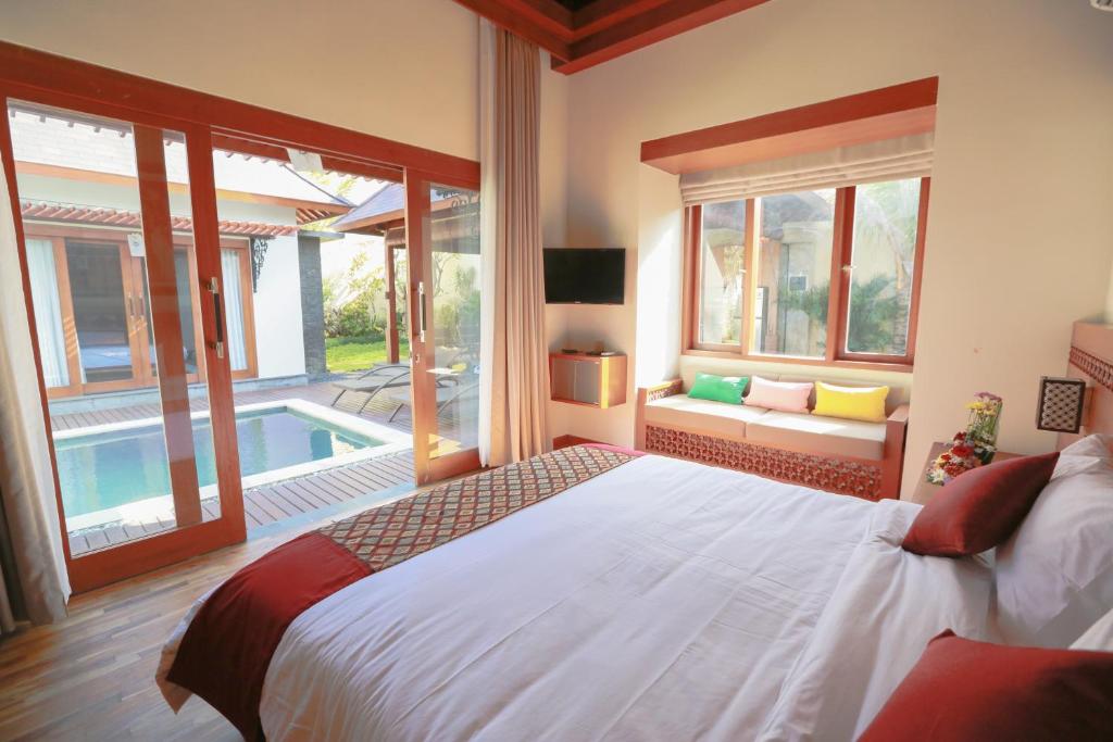 Bedroom with swimming pool at Villa Niketan Sanur