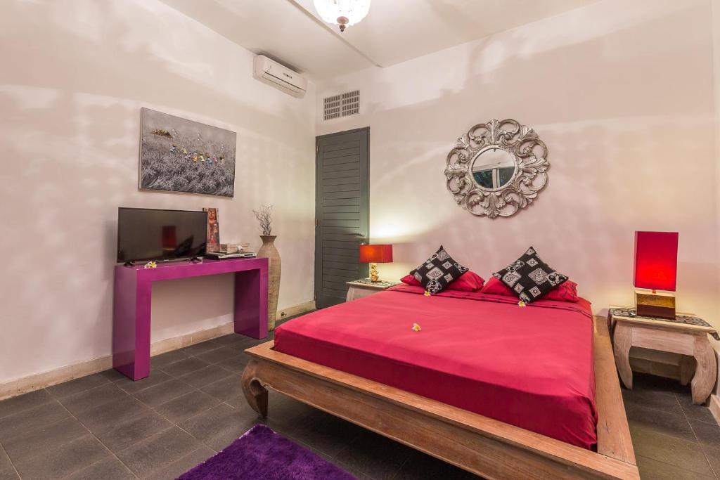 Bedroom with TV at Villa Purple