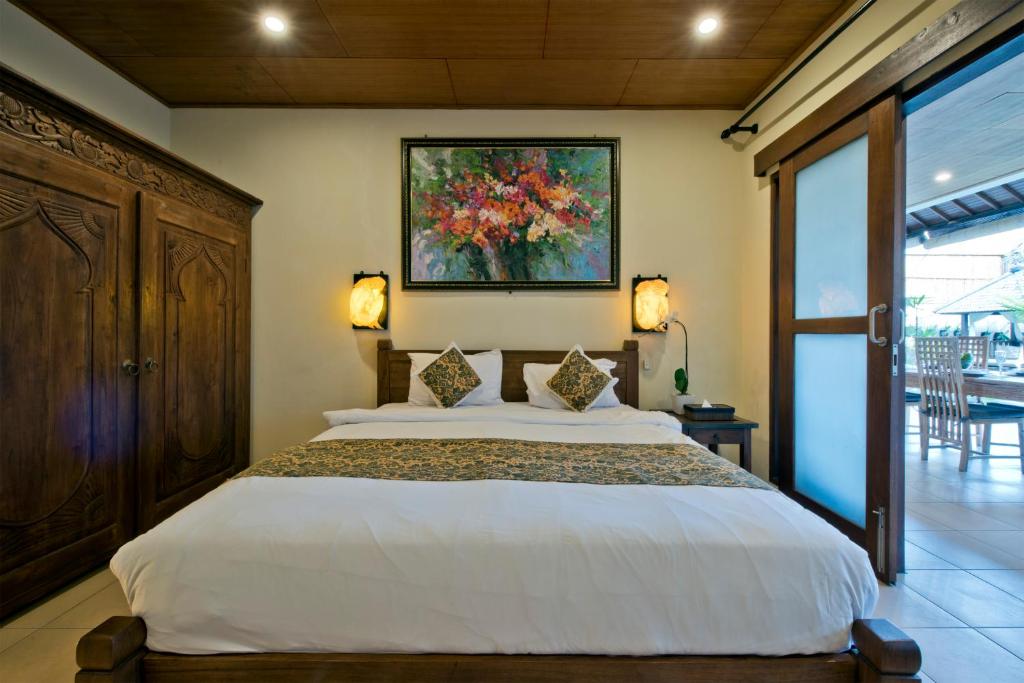Bedroom with dinning table at Bracha Villas Bali 