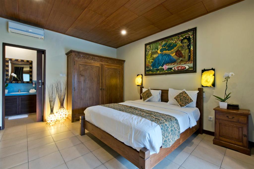 Bedroom with bathroom at Bracha Villas Bali 