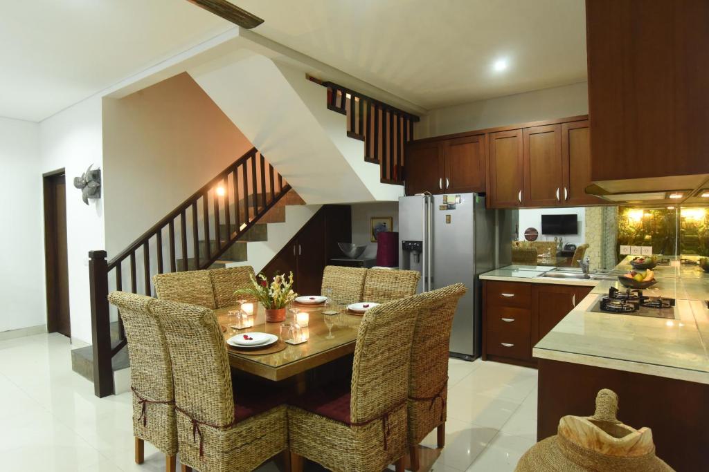 Kitchen with table at Villa Verde Opens