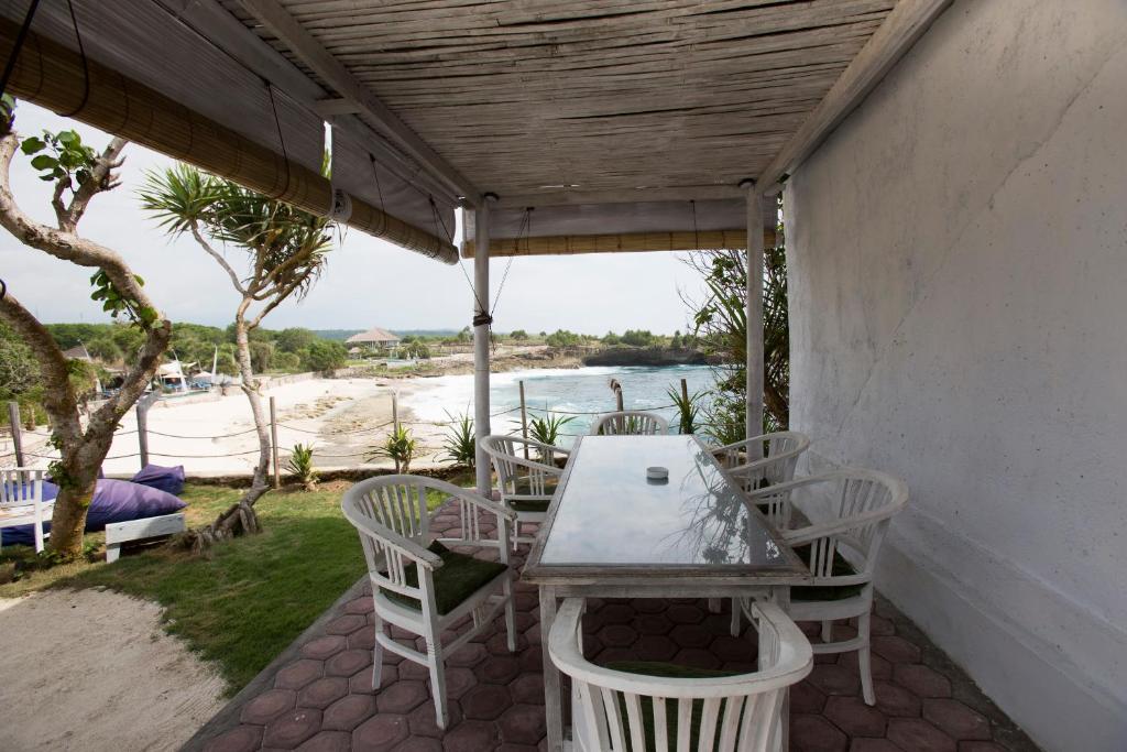 Dinning table with beach view at Villa Lestari Legian