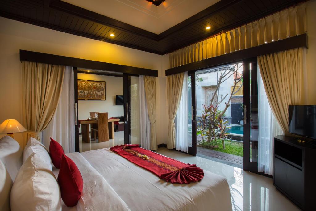 Bedroom with TV at Kayu Suar