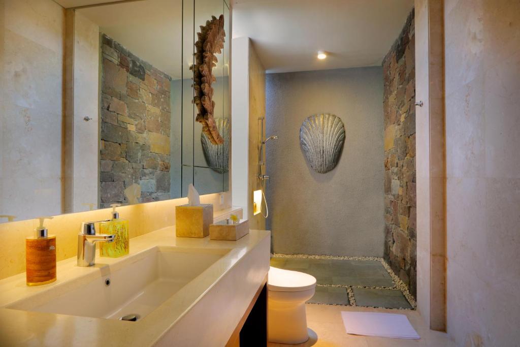 Shower with wash room at Vinila Villas by Nakula