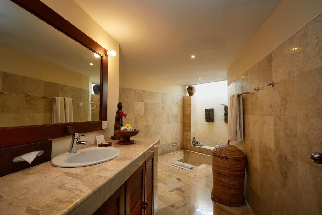 Bathroom with Shower at Visakha Sanur