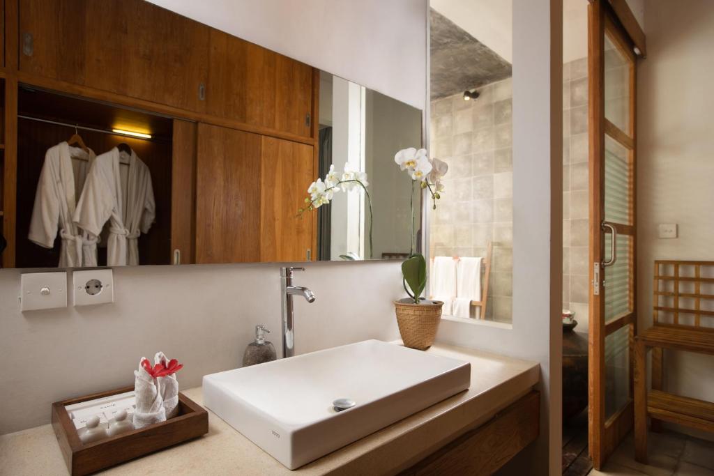 Bathroom with wooden accents and orchid decor