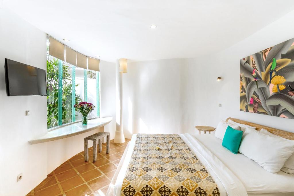 la villa cozy bedroom