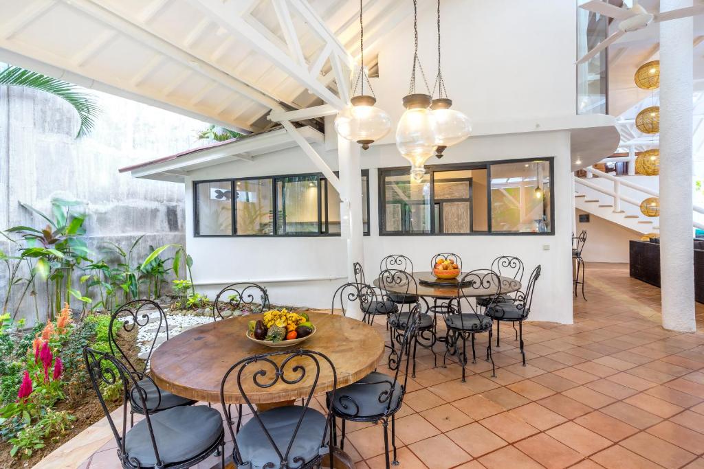 la villa indoor dining