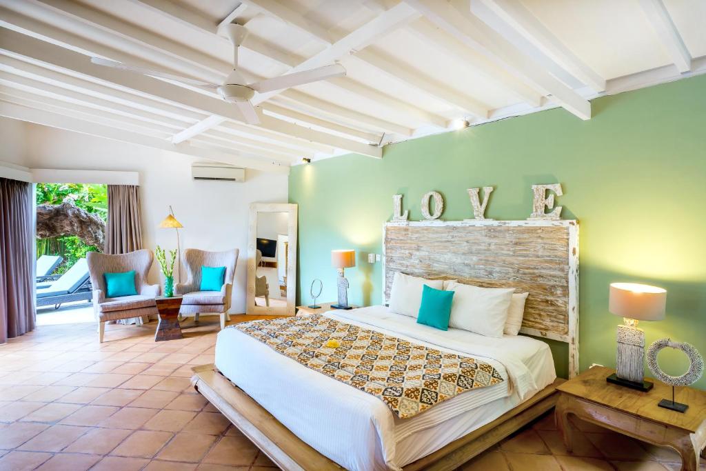 la villa modern bedroom