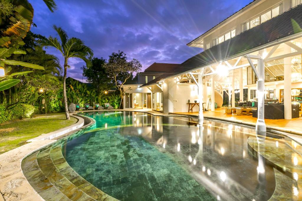 la villa night pool