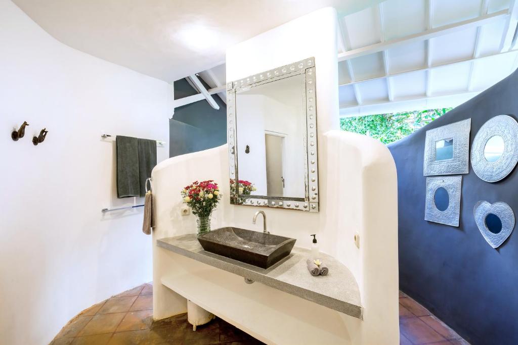 la villa open bathroom