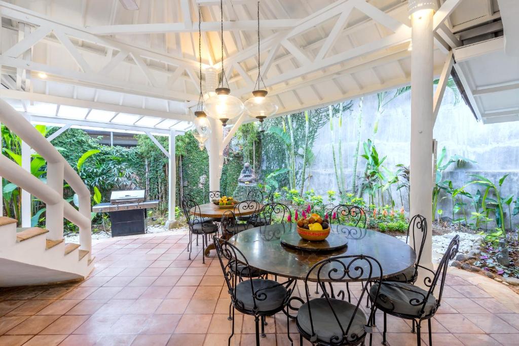 la villa outdoor dining