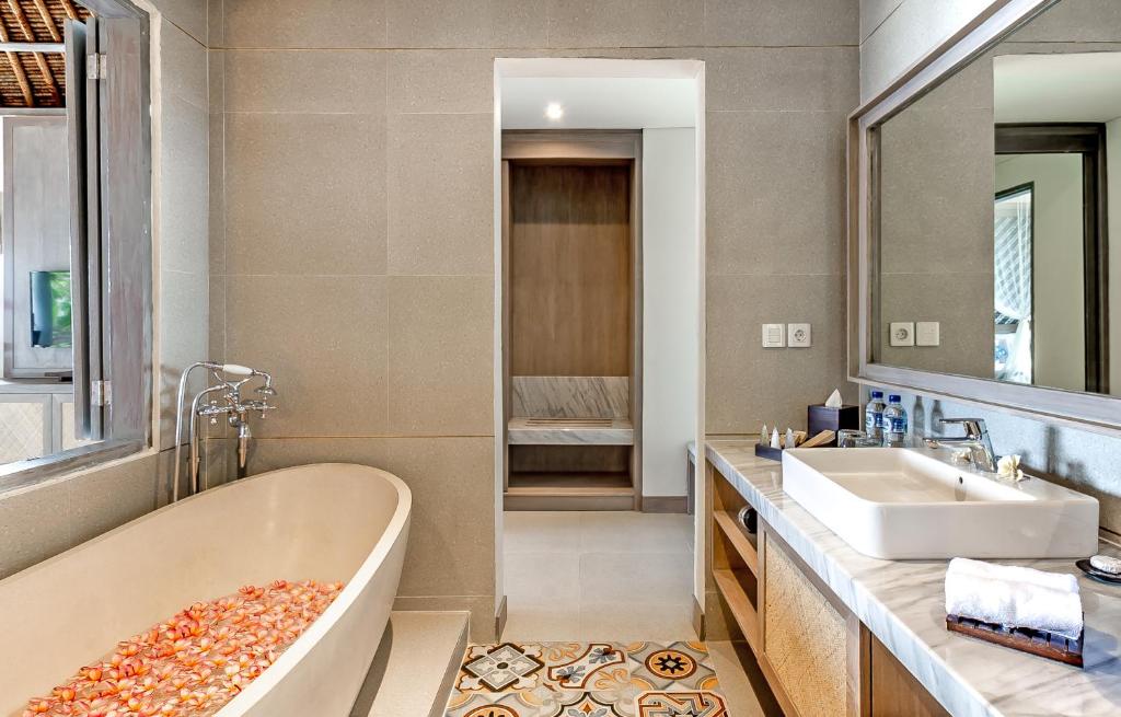 nirwana beach bathroom 1