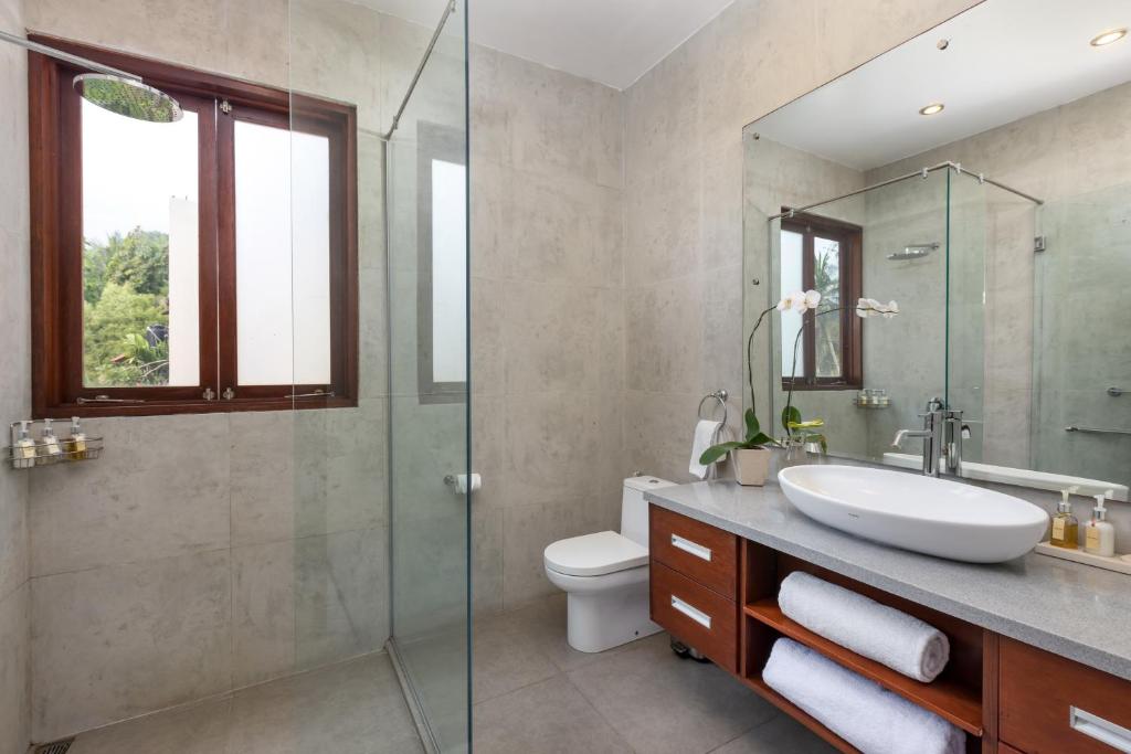 villa sanika bathroom 1
