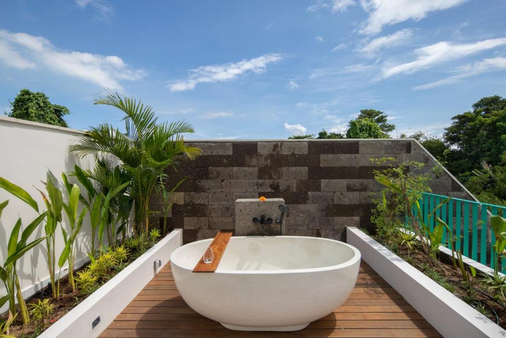 ayona villa hot tub