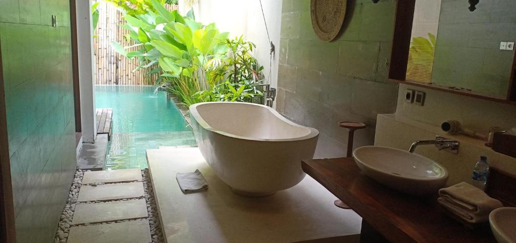 regali villa hot tub 5