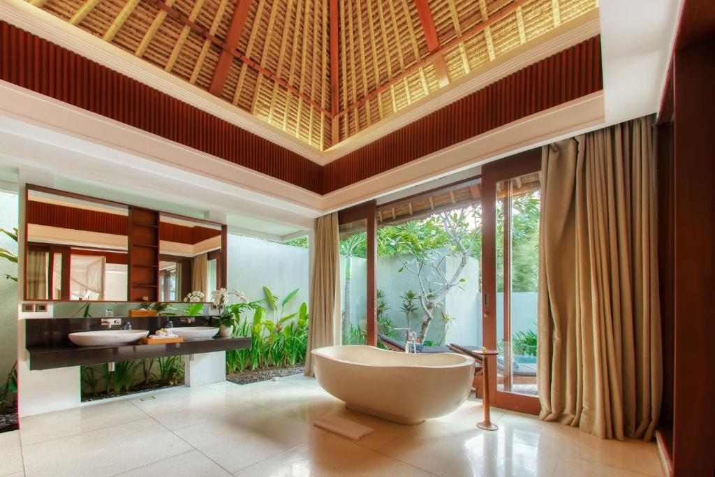 regali villa hot tub
