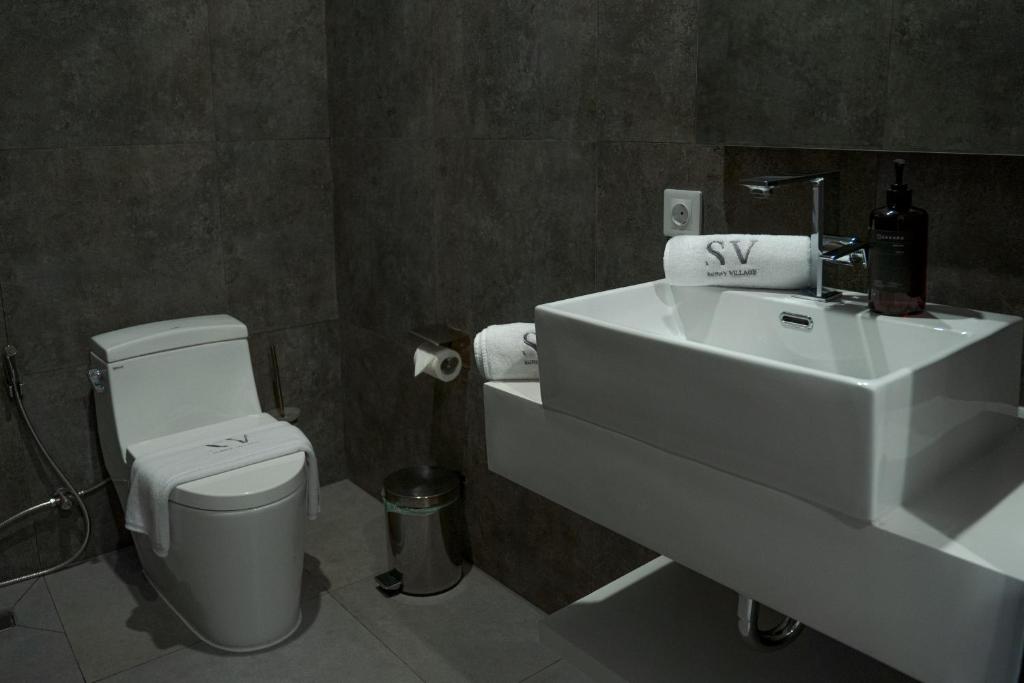sunny village batu bathroom 1
