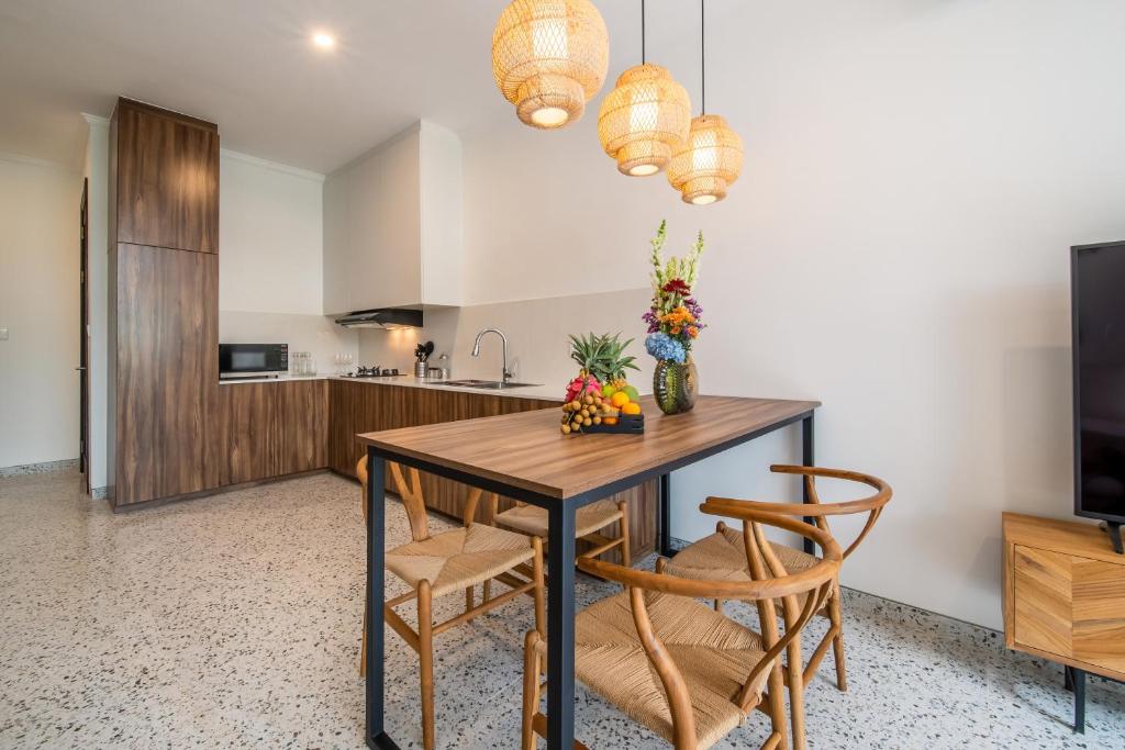 sunny village berawa dining set