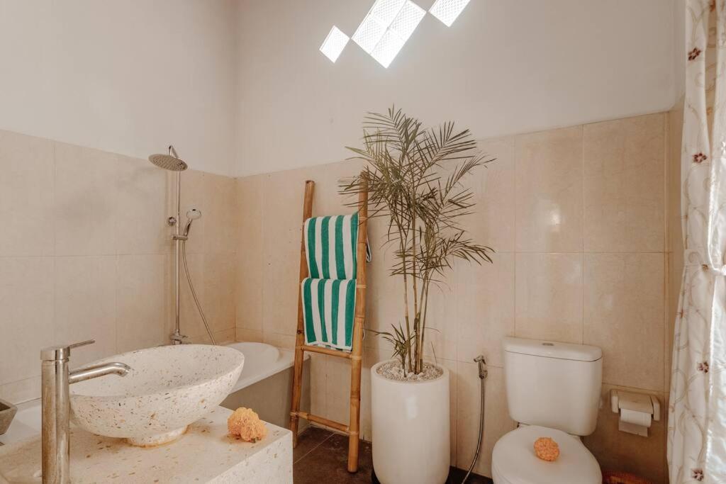villa nelayan bathroom
