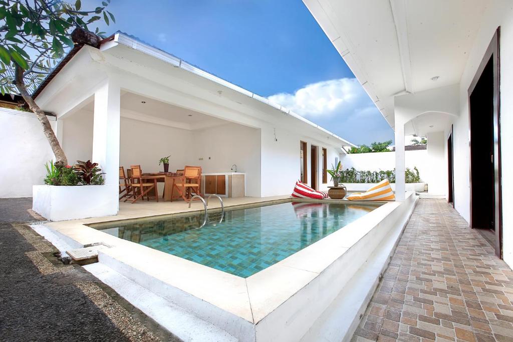 lavender villa pool area
