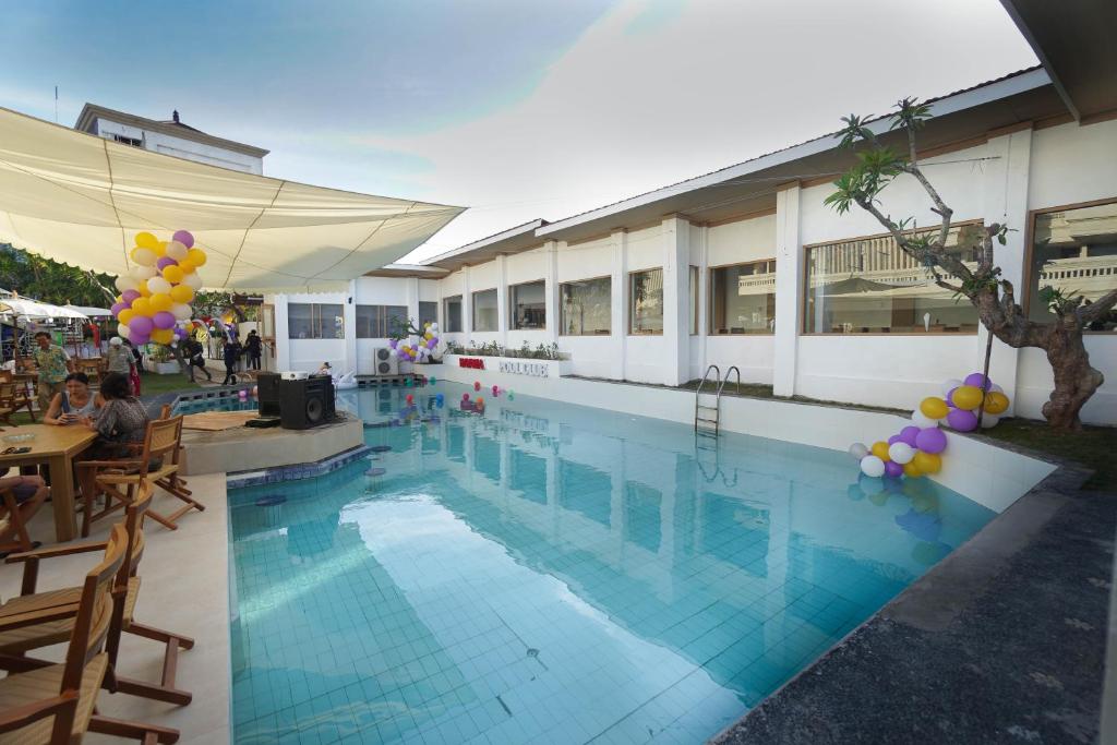 Event pool area with balloons