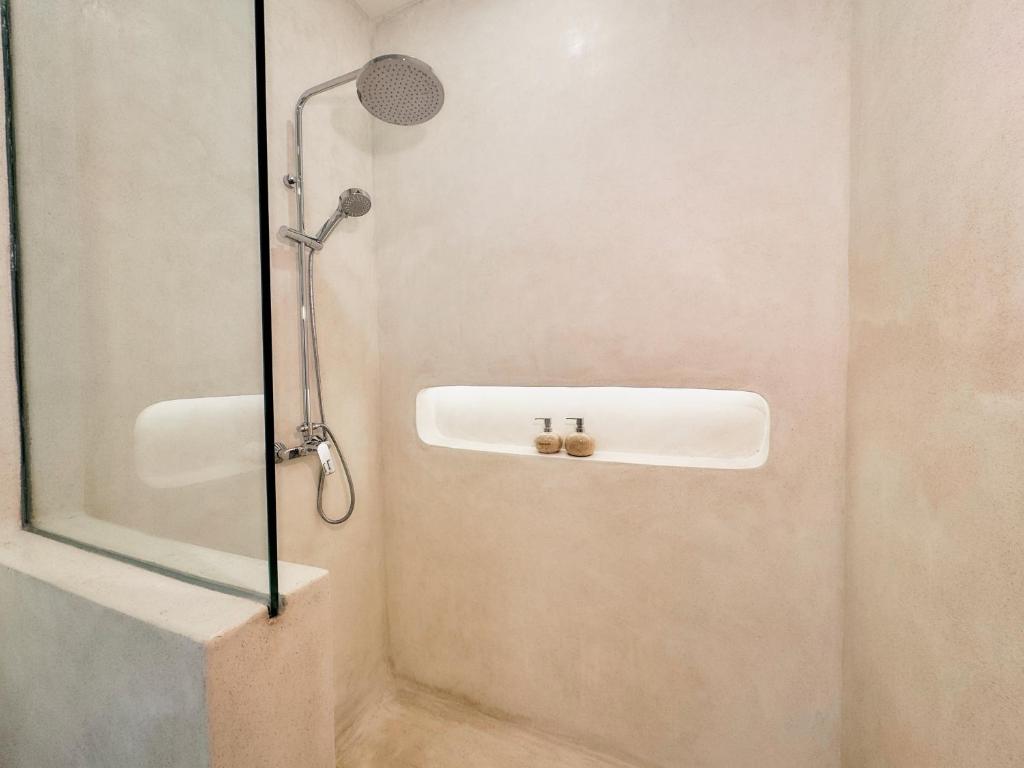 armonia villa shower area