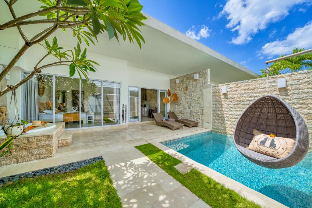 bali cozy villa daytime pool