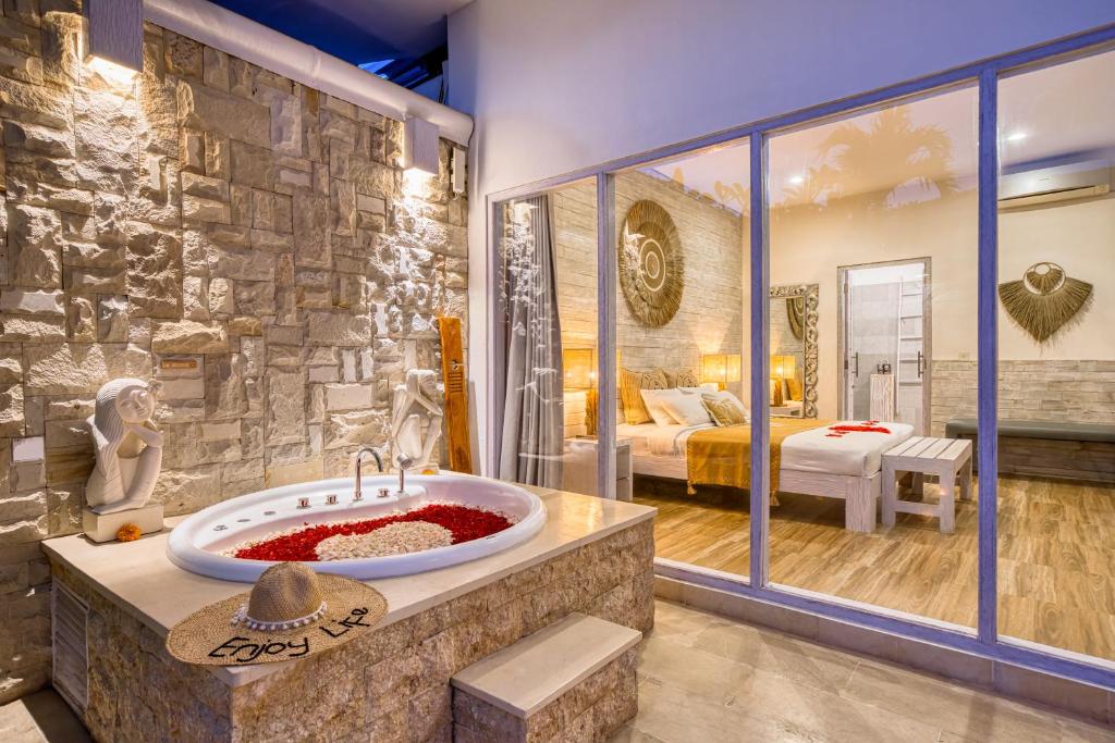 bali cozy villa romantic jacuzzi