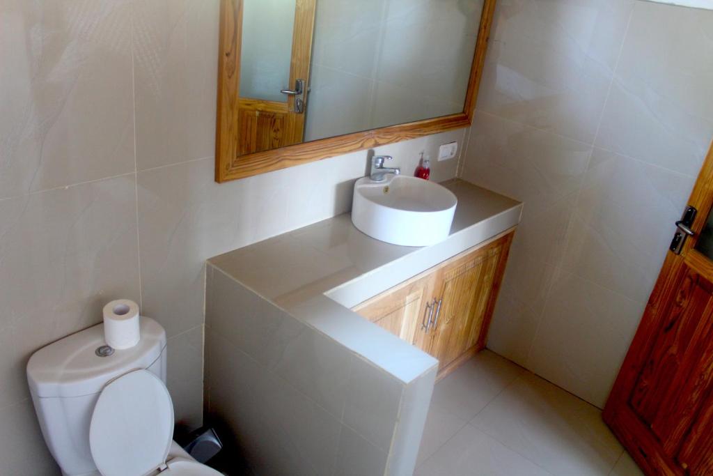 beachhouse lovina bathroom