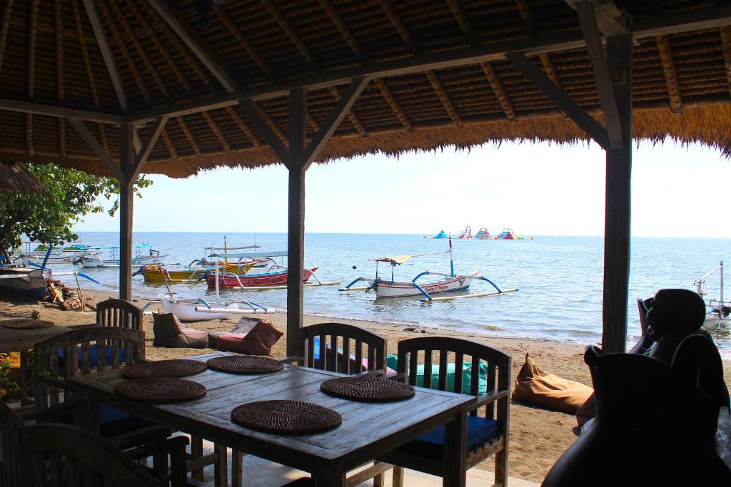 beachhouse lovina dining area beachfront