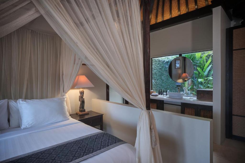 damai villa canopy bed