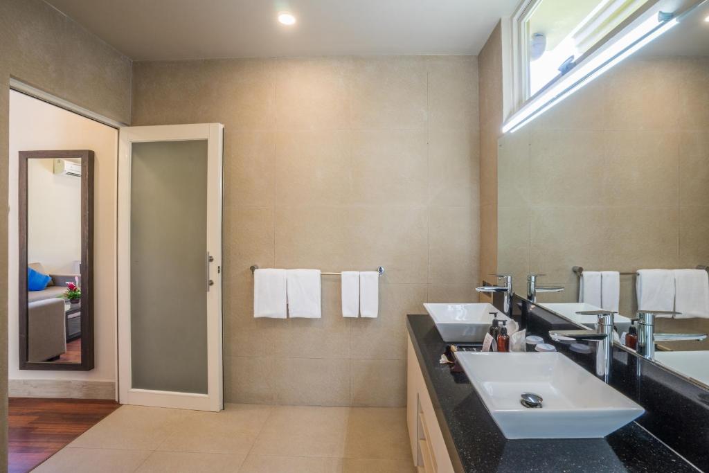 lovina villa modern bathroom
