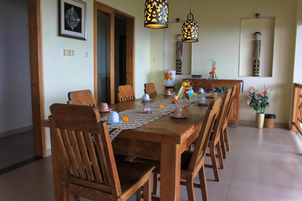 le tito villa dining area