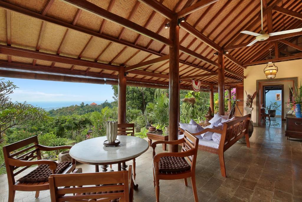 patria villa dining area