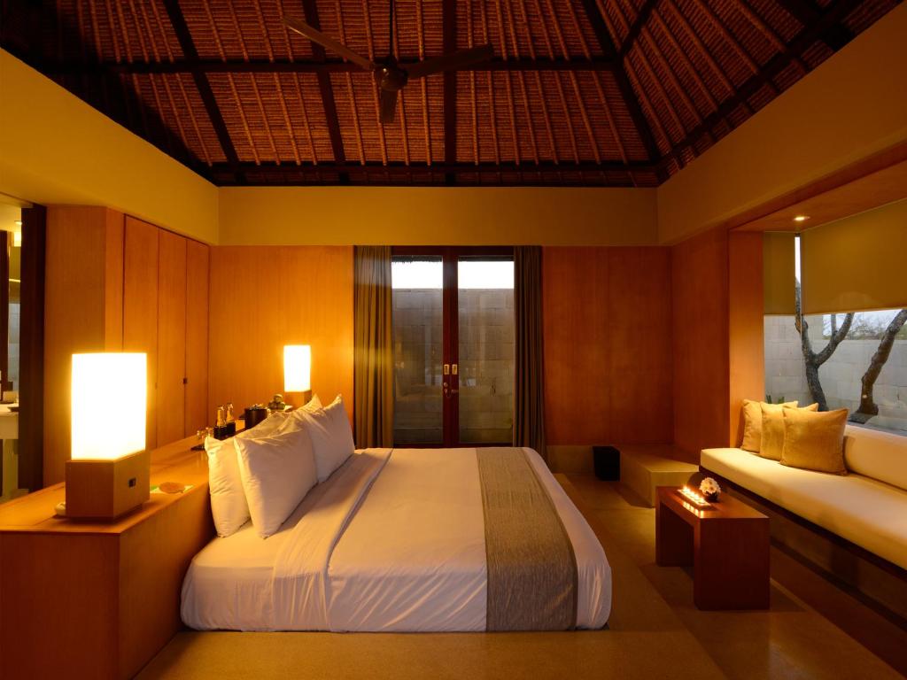 bale villas bedroom night