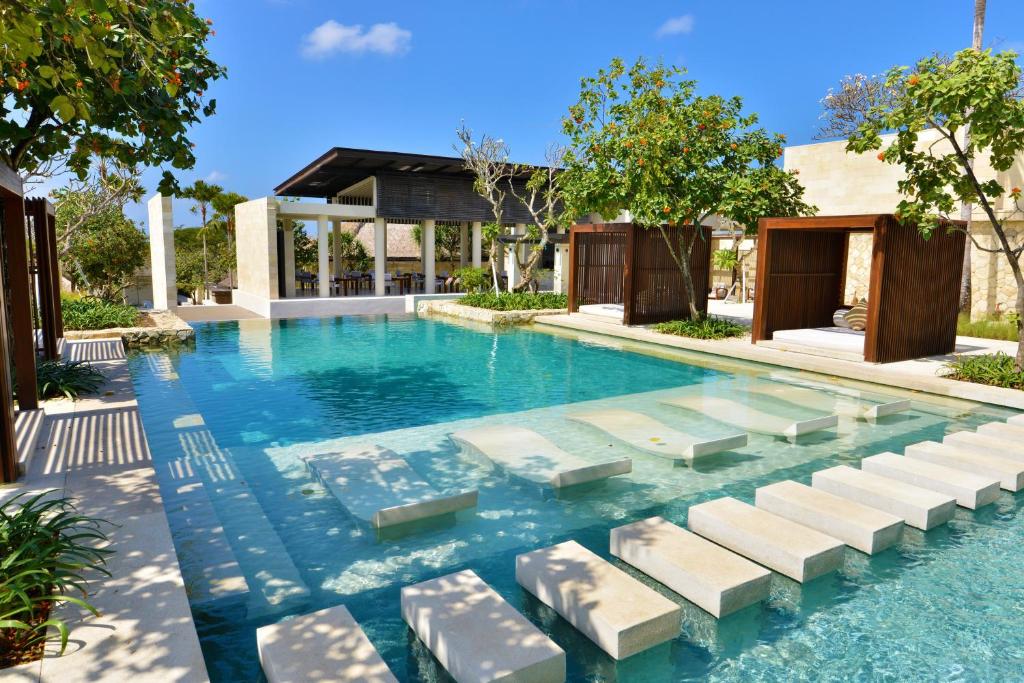 bale villas pool area day