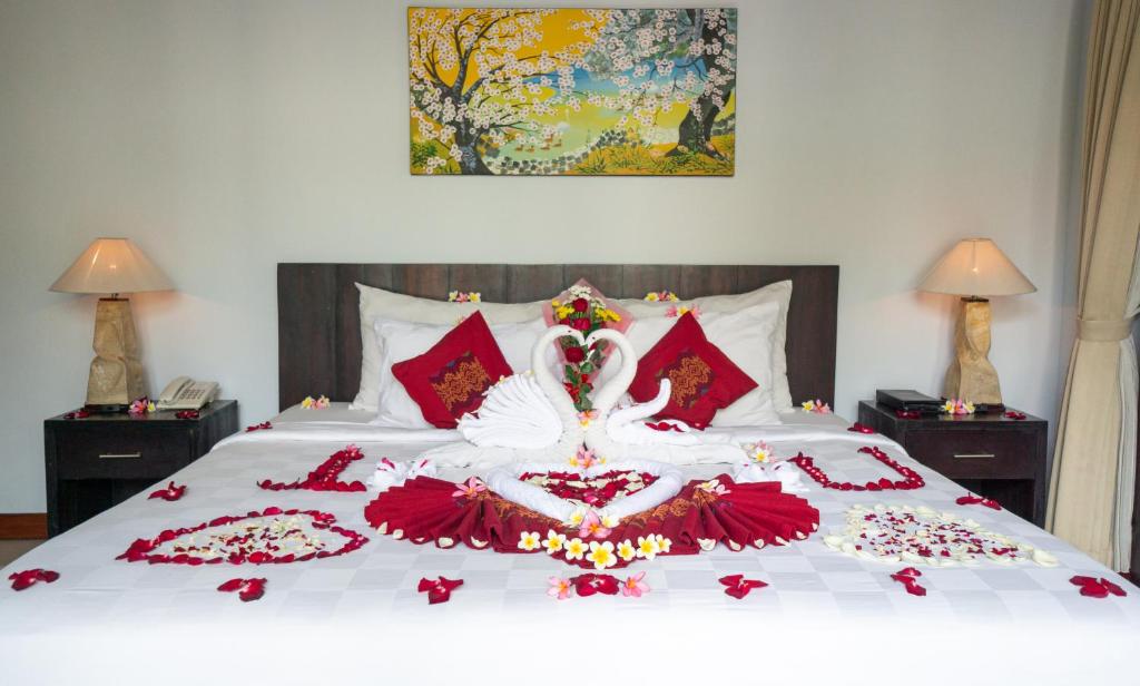 kayu villa bedroom decor