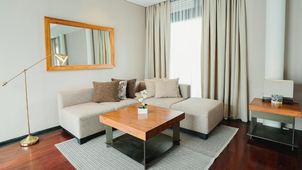 javana villa bright room