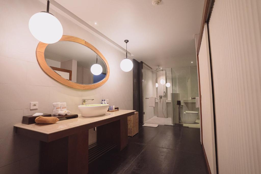 javana villa modern bathroom