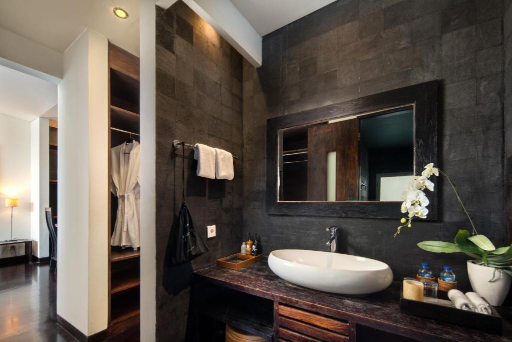 seiryu boutique bathroom