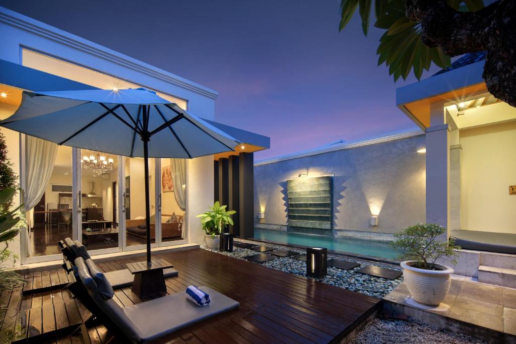seiryu boutique pool night